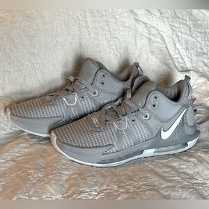 Nike Lebron Witness 7 basketball shoes size 6 men’s